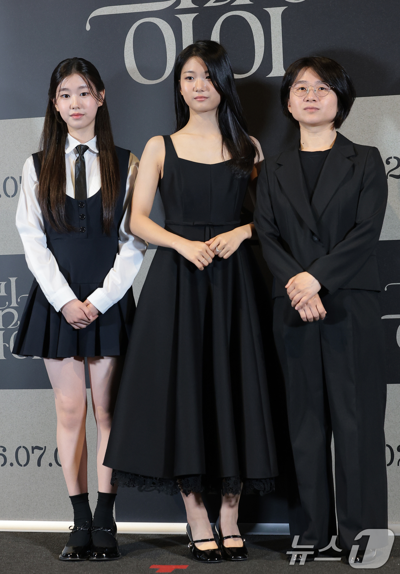 (서울=뉴스1) 권현진 기자 = 배우 박소이(왼쪽부터)와 유나, 유은정 감독이 25일 서울 용산구 CGV용산아이파크몰에서 열린 영화 '그림자 아이' 언론시사회에 참석해 포즈를 취하 …