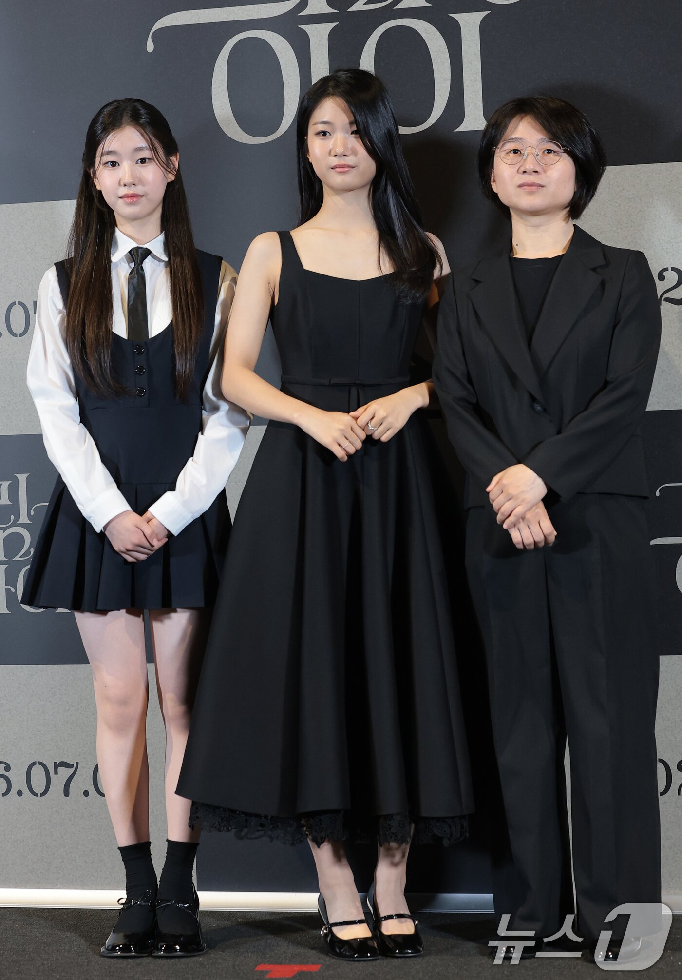 본문 이미지 - 배우 박소이(왼쪽부터)와 유나, 유은정 감독이 25일 서울 용산구 CGV용산아이파크몰에서 열린 영화 '그림자 아이' 언론시사회에 참석해 포즈를 취하고 있다. '그림자 아이'는 3년간 코마 상태에 빠져 있던 수안이 눈을 뜬 뒤, 달라진 엄마 금옥과 세상을 떠난 언니 수련의 얼굴을 한 소녀 재인을 만나면서 ‘그림자 동화’에 얽힌 비밀을 마주하게 되는 미스터리 영화다. 2026.6.25 ⓒ 뉴스1 권현진 기자