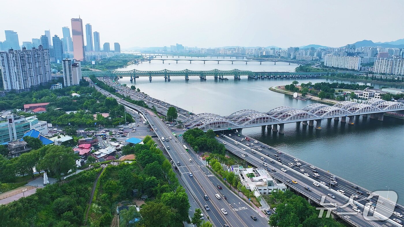 본문 이미지 - 용양봉저정공원에서 바라본 한강 전경. 류삼영 동작구청장 당선인은 이 일대에 '동작타워' 건립을 추진해 서울의 새로운 랜드마크로 만들겠다는 구상을 밝혔다. (동작구청장직 인수위원회 제공)