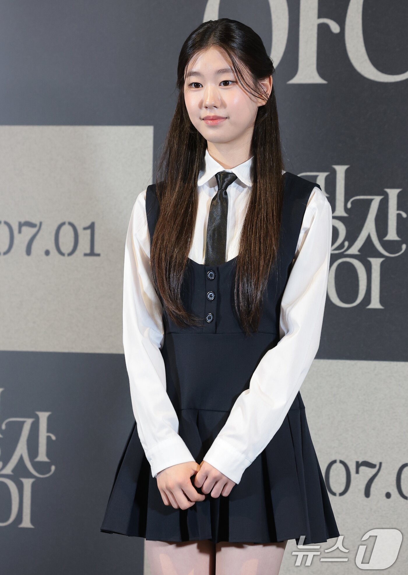 본문 이미지 - 배우 박소이가 25일 서울 용산구 CGV용산아이파크몰에서 열린 영화 '그림자 아이'(감독 유은정) 언론시사회에 참석해 포즈를 취하고 있다. '그림자 아이'는 3년간 코마 상태에 빠져 있던 수안이 눈을 뜬 뒤, 달라진 엄마 금옥과 세상을 떠난 언니 수련의 얼굴을 한 소녀 재인을 만나면서 ‘그림자 동화’에 얽힌 비밀을 마주하게 되는 미스터리 영화다. 2026.6.25 ⓒ 뉴스1 권현진 기자