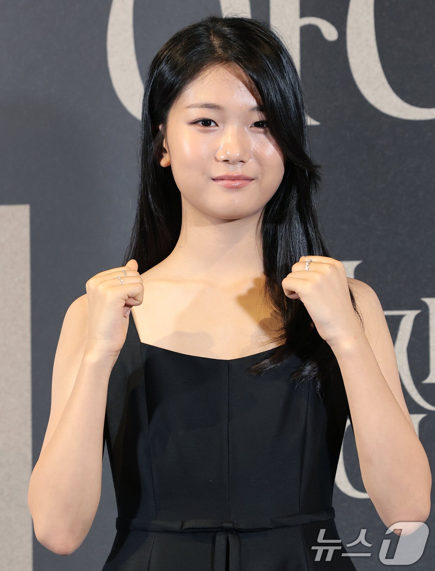 본문 이미지 - 배우 유나가 25일 서울 용산구 CGV용산아이파크몰에서 열린 영화 '그림자 아이'(감독 유은정) 언론시사회에 참석해 포즈를 취하고 있다. '그림자 아이'는 3년간 코마 상태에 빠져 있던 수안이 눈을 뜬 뒤, 달라진 엄마 금옥과 세상을 떠난 언니 수련의 얼굴을 한 소녀 재인을 만나면서 ‘그림자 동화’에 얽힌 비밀을 마주하게 되는 미스터리 영화다. 2026.6.25 ⓒ 뉴스1 권현진 기자