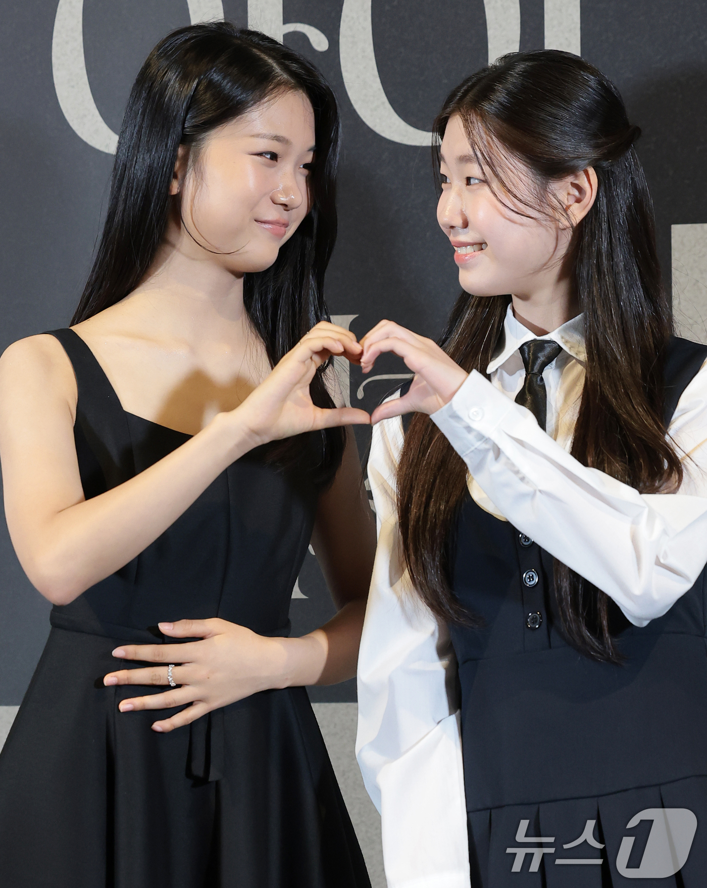 (서울=뉴스1) 권현진 기자 = 배우 유나와 박소이(오른쪽)가 25일 서울 용산구 CGV용산아이파크몰에서 열린 영화 '그림자 아이' 언론시사회에 참석하고 있다.'그림자 아이'는 3 …