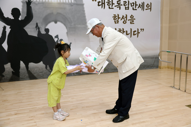 "고맙습니다" 참전용사에 손편지 건넨 아이들…고창군 6·25 기념행사
