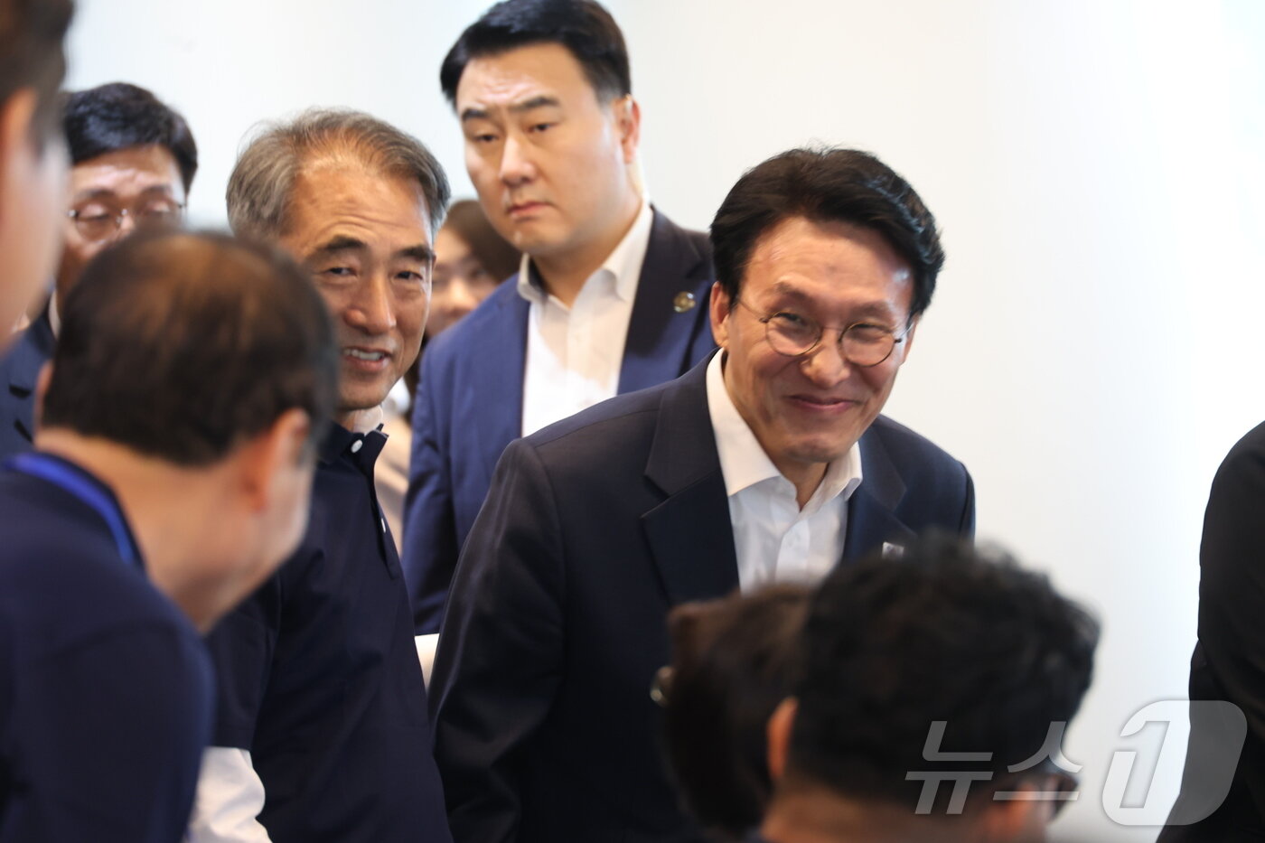 본문 이미지 - 김민석 국무총리가 25일 전북 정읍시에서 열린 더불어민주당 전북도당 당선인 워크숍에 참석해 당선인들과 인사를 나누고 있다. 2026.6.25 ⓒ 뉴스1 김동규 기자