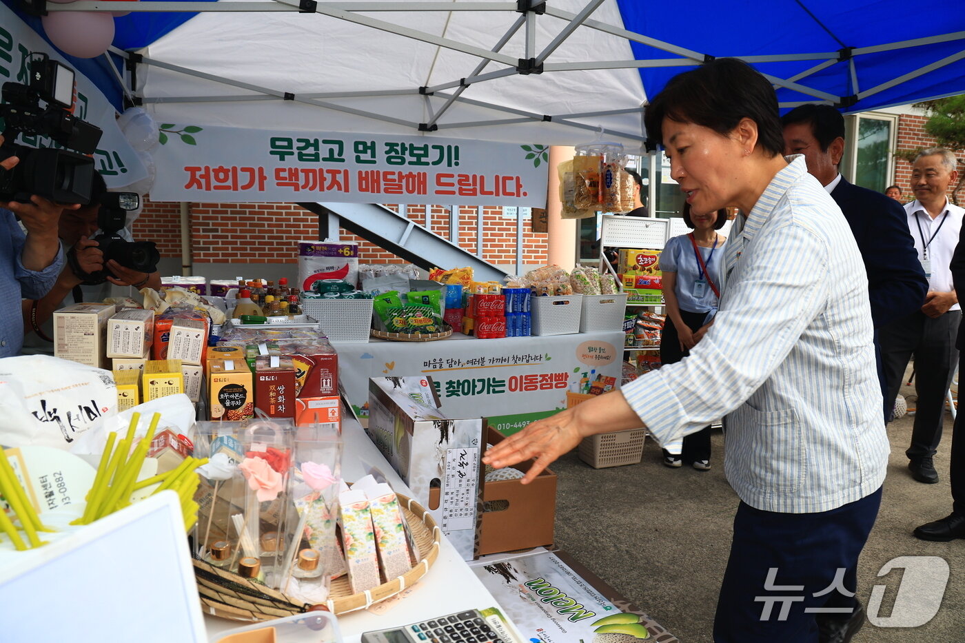 본문 이미지 - 송미령 농림축산식품부 장관이 25일 전남 곡성을 찾아 농어촌 기본소득 운영 현황을 점검하고 지역공동체 활성화 사례를 살폈다. (농식품부 제공) /2026.6.25/ ⓒ 뉴스1 