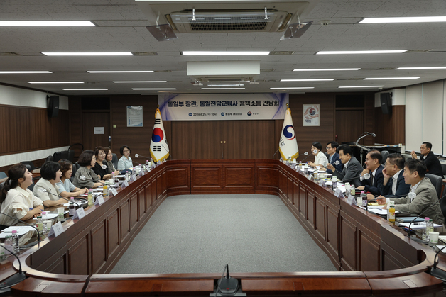 정동영, 통일전담교육사 만나 처우 개선 추진…교육현장 목소리 청취