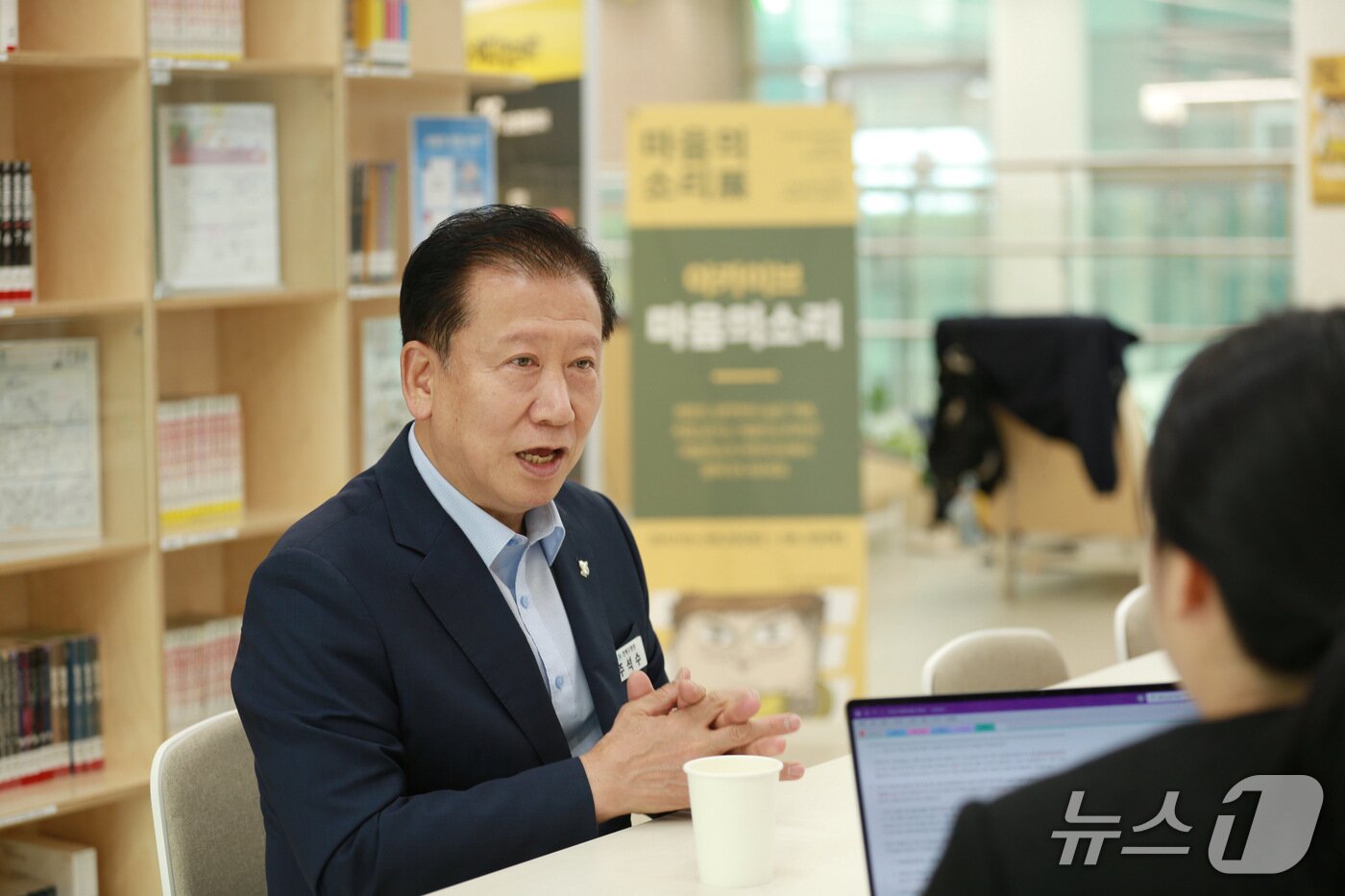 본문 이미지 - 주석수 연제구청장이 25일 연제 만화도서관에서 뉴스1과 인터뷰를 하고 있다. 2026.6.25 ⓒ 뉴스1 임순택 기자