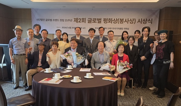 '306㎞ 기네스' 최창현 '29년 작은도서관' 오윤택, 글로벌 평화·봉사상
