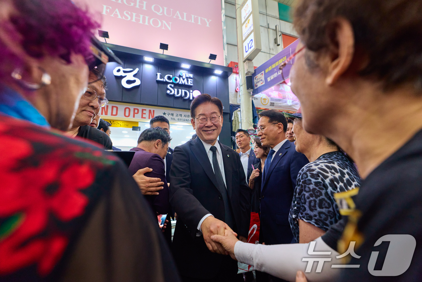 (서울=뉴스1) 허경 기자 = 이재명 대통령이 25일 경기 수원시 팔달문시장을 찾아 상인들과 인사하고 있다. (청와대 제공. 재판매 및 DB 금지) 2026.6.25/뉴스1