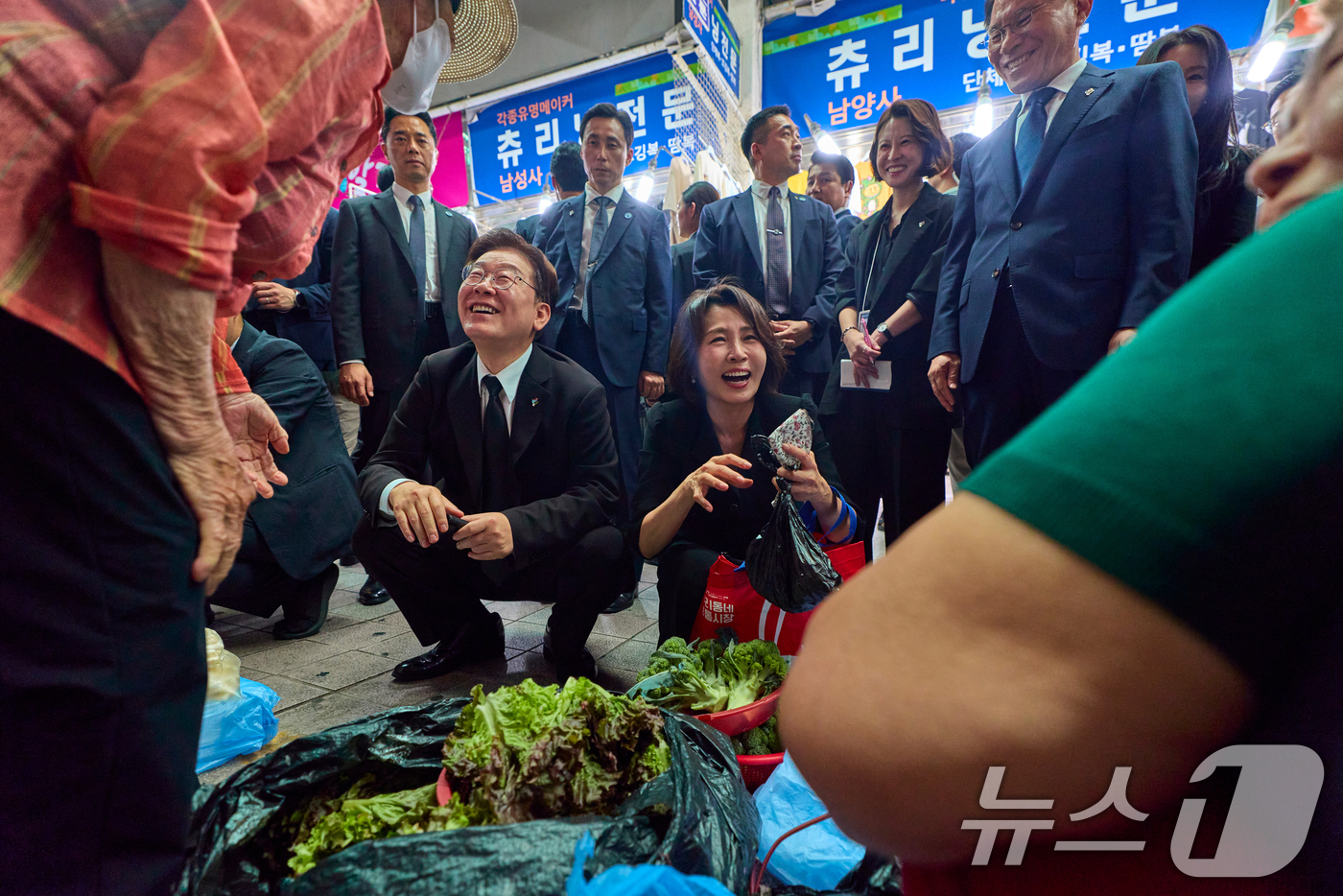 (서울=뉴스1) 허경 기자 = 이재명 대통령과 김혜경 여사가 25일 경기 수원시 팔달문시장을 찾아 상인들과 대화하고 있다. (청와대 제공. 재판매 및 DB 금지) 2026.6.25 …