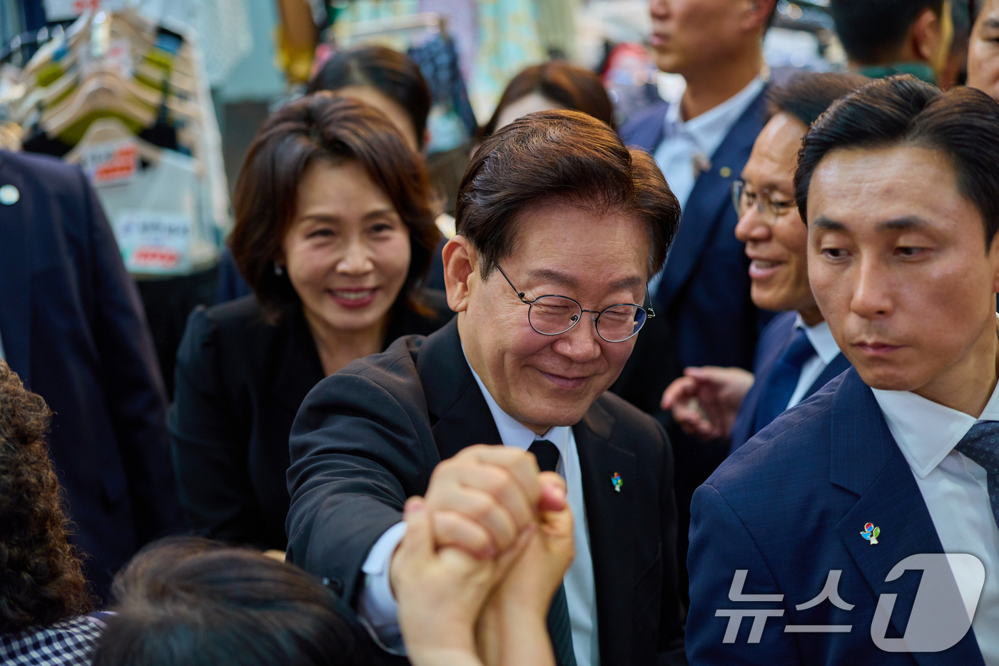 (서울=뉴스1) 허경 기자 = 이재명 대통령과 김혜경 여사가 25일 경기 수원시 팔달문시장을 찾아 상인들과 인사하고 있다. (청와대 제공. 재판매 및 DB 금지) 2026.6.25 …