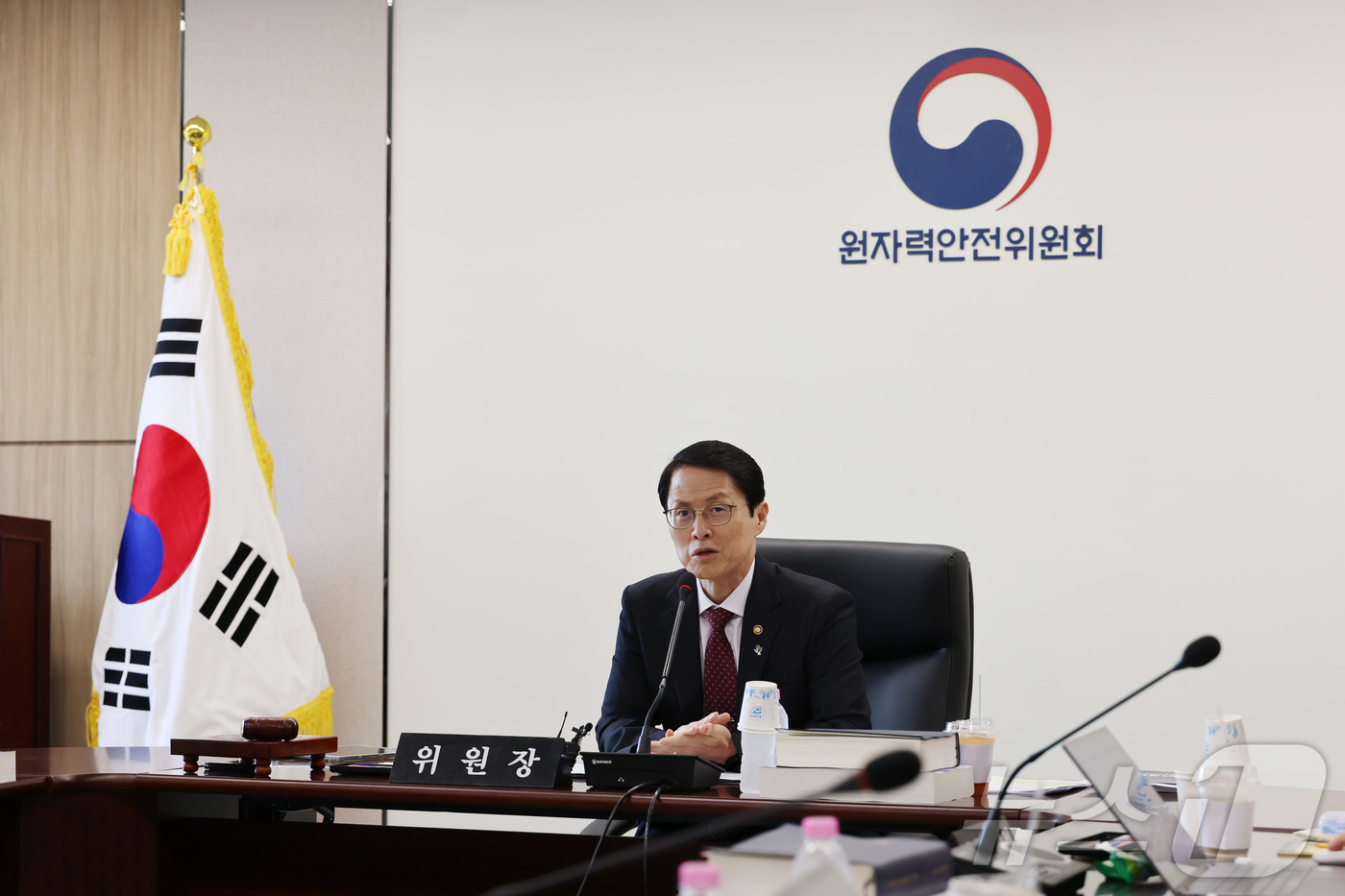(서울=뉴스1) = 최원호 원자력안전위원회 위원장이 25일 서울 종로구 원자력안전위원회 대회의실에서 열린 제2026년 제10회 원자력안전위원회 회의를 주재하고 있다. (원안위 제공 …