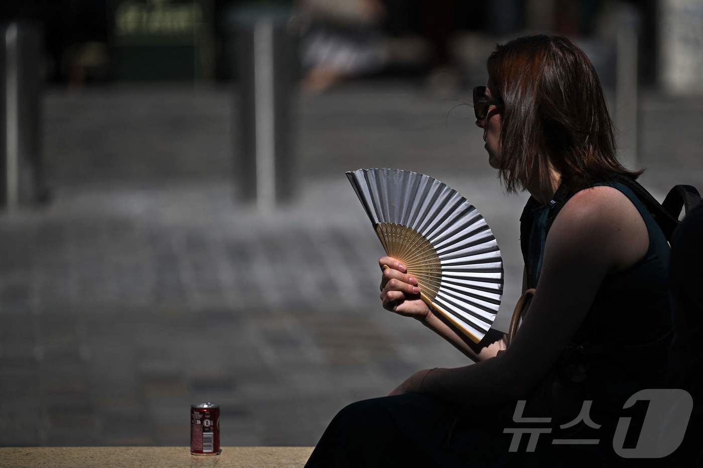 (보르도 AFP=뉴스1) 김경민 기자 = 25일(현지시간) 프랑스 남서부 보르도에서 폭염이 몰아치는 동안 한 여성이 부채를 사용해 땀을 식히고 있다. 2026.6.25ⓒ AFP=뉴 …