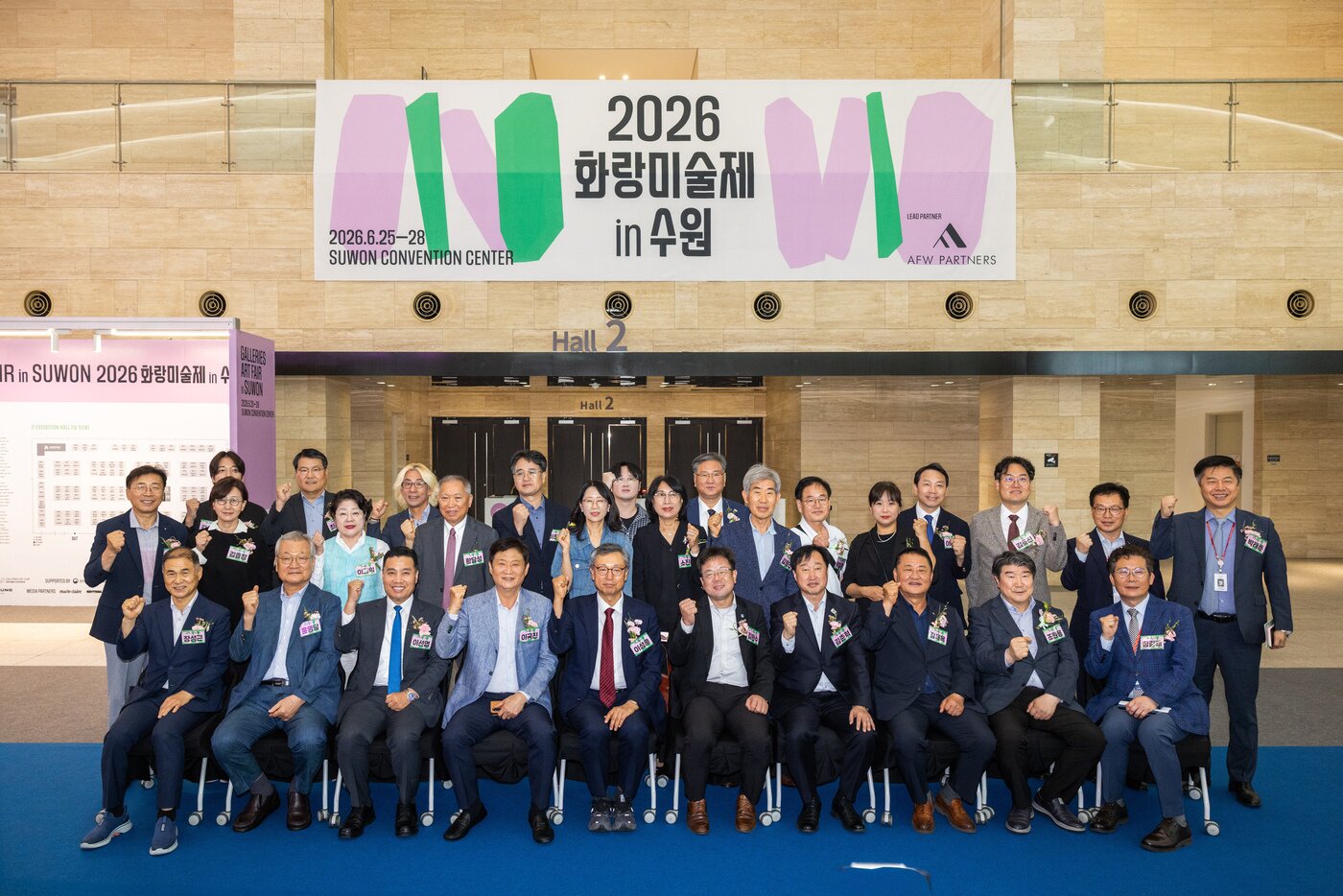 본문 이미지 - 25일 '2026 화랑미술제 in 수원' 개막식에서 주요 참석자들이 기념 촬영을 하고 있다. (한국화랑협회 제공)