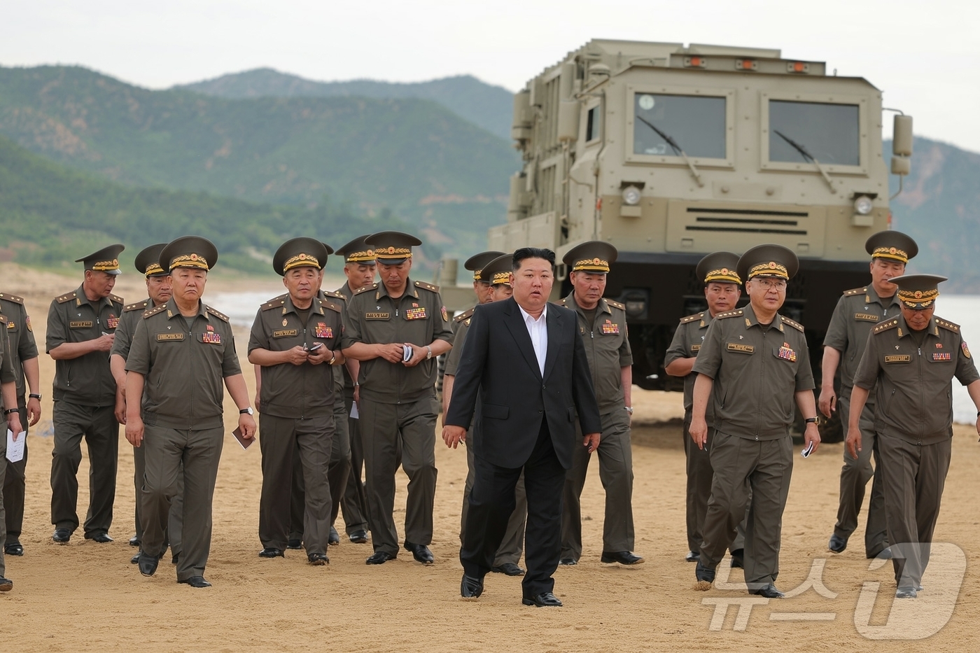 (평양 노동신문=뉴스1) = 북한 노동당 기관지 노동신문은 김정은 당 총비서가 25일 국방 발전 5개년 목표 수행을 위한 중요 무기시험을 참관하고 개량형 240㎜ 방사포와 전술탄도 …