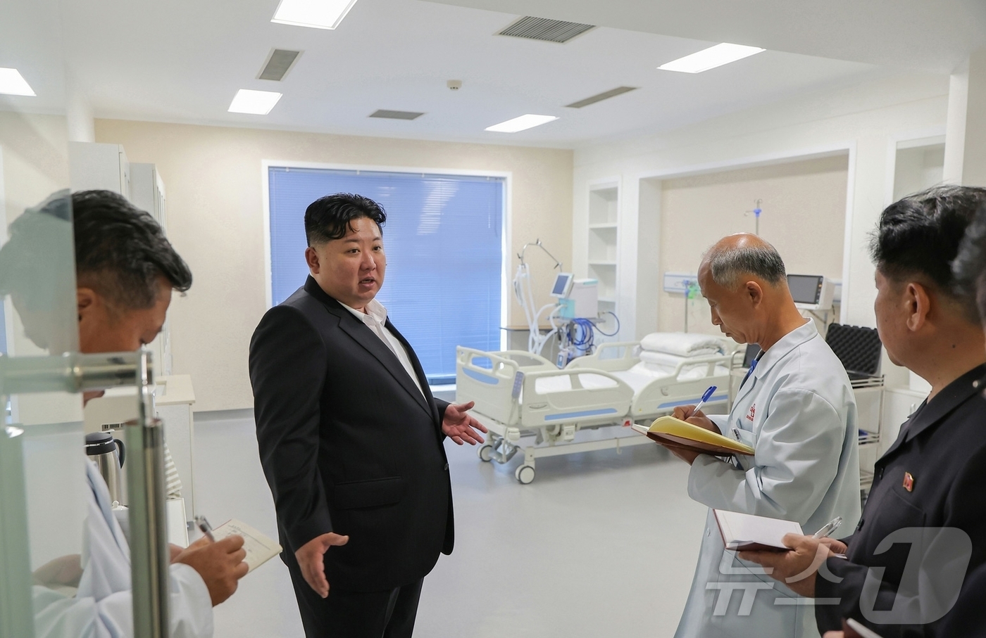 (평양 노동신문=뉴스1) = 북한 노동당 기관지 노동신문은 김정은 당 총비서가 24일 원산갈마해안관광지구를 찾아 갈마관광철도역과 응급치료소 등 새로 건설한 건물을 현지지도했다고 2 …