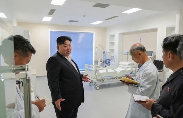 김정은, 원산갈마관광지구 시찰…'전국 철도역 현대화' 추진 지시