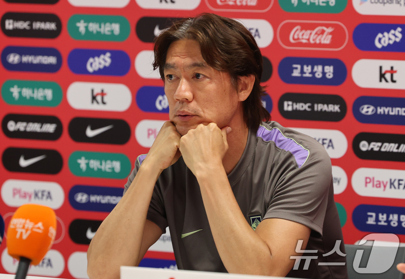 (과달라하라(멕시코)=뉴스1) 임세영 기자 = 홍명보 대한민국 축구국가대표팀 감독이 25일(현지시간) 멕시코 과달라하라 인근 대한민국 축구대표팀의 베이스캠프 훈련장인 사포판 치바스 …
