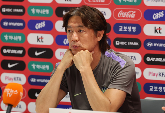 취재진 질문 받는 홍명보 감독