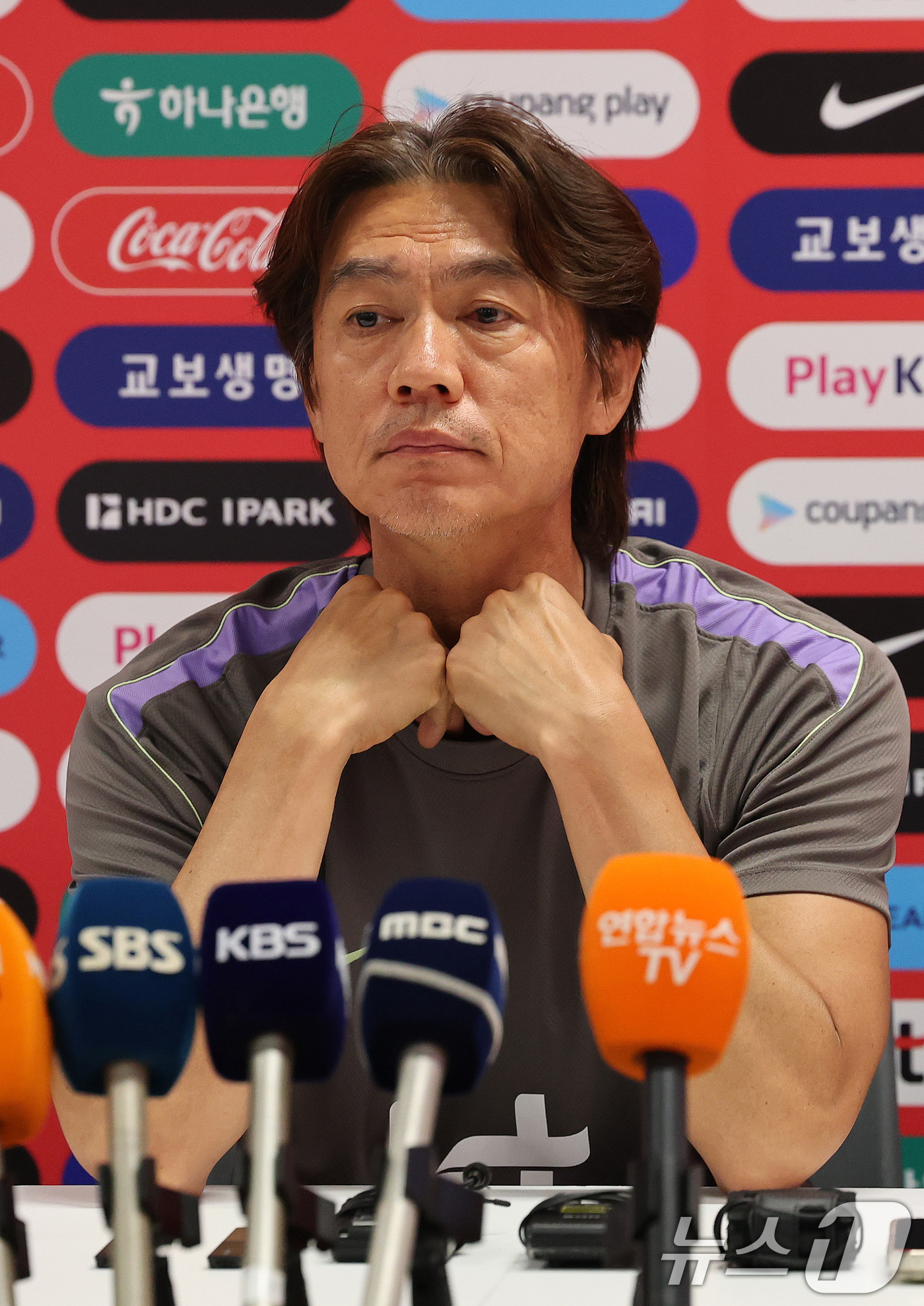 (과달라하라(멕시코)=뉴스1) 임세영 기자 = 홍명보 대한민국 축구국가대표팀 감독이 25일(현지시간) 멕시코 과달라하라 인근 대한민국 축구대표팀의 베이스캠프 훈련장인 사포판 치바스 …