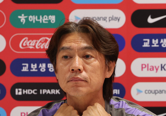 훈련 앞서 인터뷰 갖는 홍명보 감독