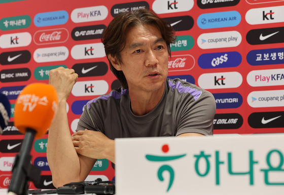 인터뷰 나선 홍명보 감독