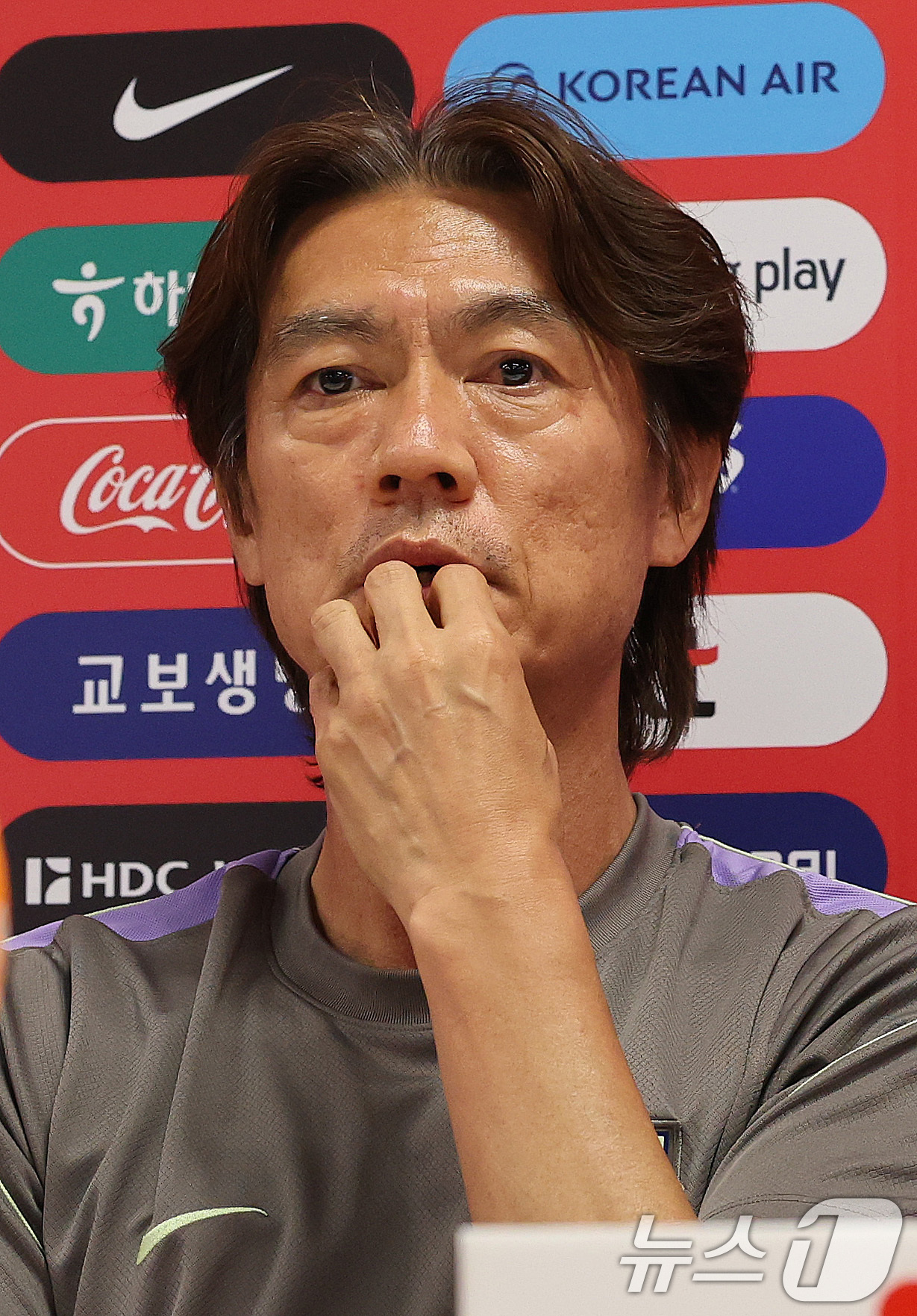 (과달라하라(멕시코)=뉴스1) 임세영 기자 = 홍명보 대한민국 축구국가대표팀 감독이 25일(현지시간) 멕시코 과달라하라 인근 대한민국 축구대표팀의 베이스캠프 훈련장인 사포판 치바스 …