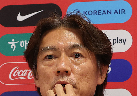 취재진 질문에 답하는 홍명보 감독