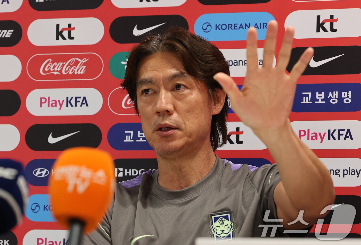 본문 이미지 - 홍명보 대한민국 축구국가대표팀 감독이 25일(현지시간) 멕시코 과달라하라 인근 대한민국 축구대표팀의 베이스캠프 훈련장인 사포판 치바스 바예 베르데에서 훈련에 앞서 인터뷰를 하고 있다. 2026.6.26 ⓒ 뉴스1 임세영 기자