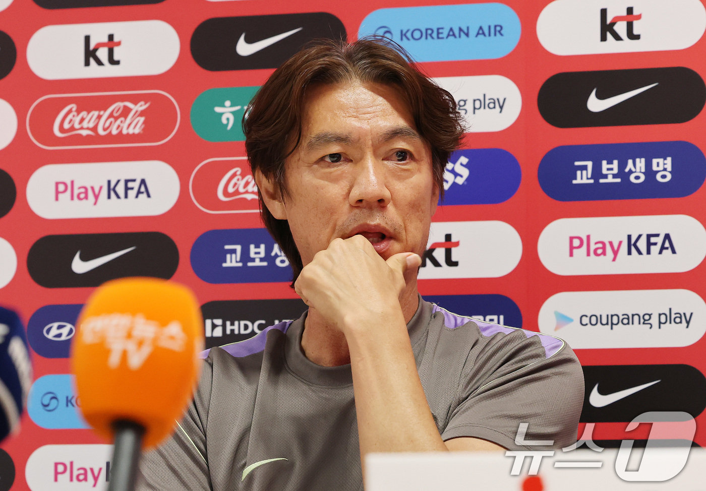 (과달라하라(멕시코)=뉴스1) 임세영 기자 = 홍명보 대한민국 축구국가대표팀 감독이 25일(현지시간) 멕시코 과달라하라 인근 대한민국 축구대표팀의 베이스캠프 훈련장인 사포판 치바스 …
