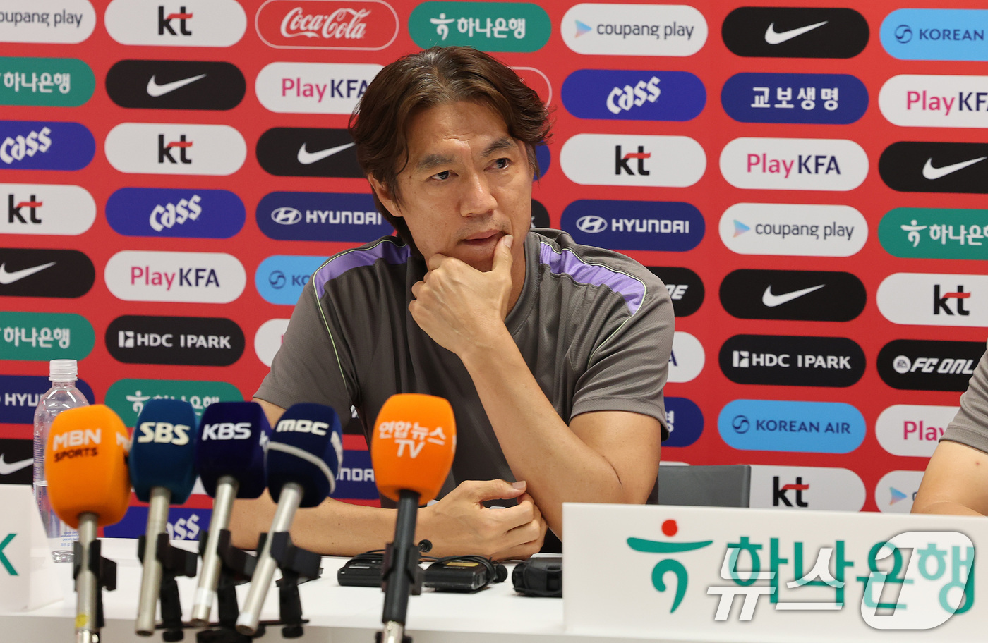 (과달라하라(멕시코)=뉴스1) 임세영 기자 = 홍명보 대한민국 축구국가대표팀 감독이 25일(현지시간) 멕시코 과달라하라 인근 대한민국 축구대표팀의 베이스캠프 훈련장인 사포판 치바스 …