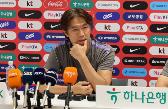 취재진 앞에 선 홍명보 감독