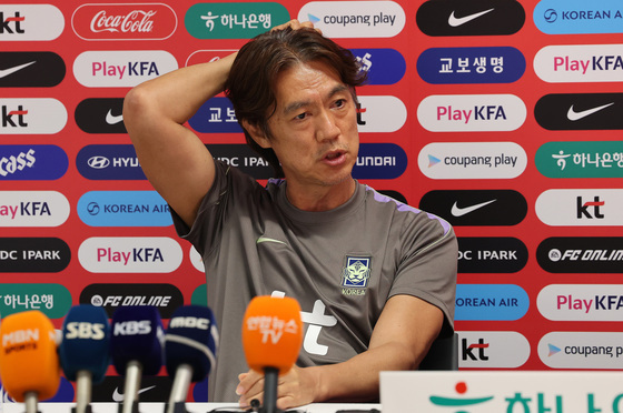 "손흥민 선발 제외, 당일 미팅서 알아…김민재 '넓은 수비 간격' 항의"