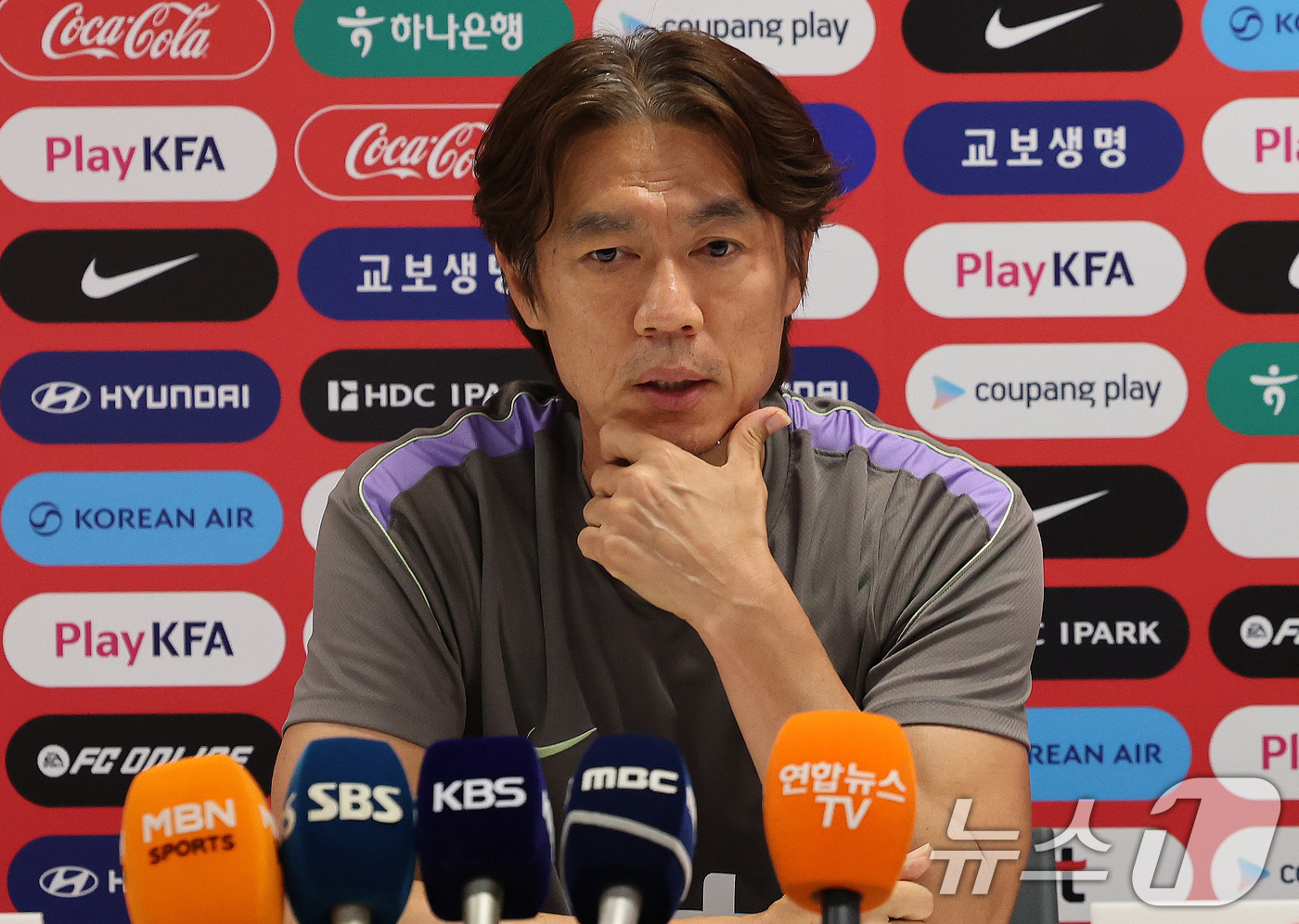 (과달라하라(멕시코)=뉴스1) 임세영 기자 = 홍명보 대한민국 축구국가대표팀 감독이 25일(현지시간) 멕시코 과달라하라 인근 대한민국 축구대표팀의 베이스캠프 훈련장인 사포판 치바스 …