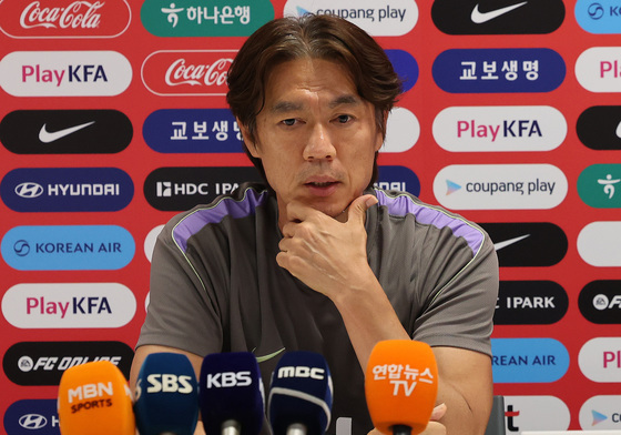 답변하는 홍명보 감독
