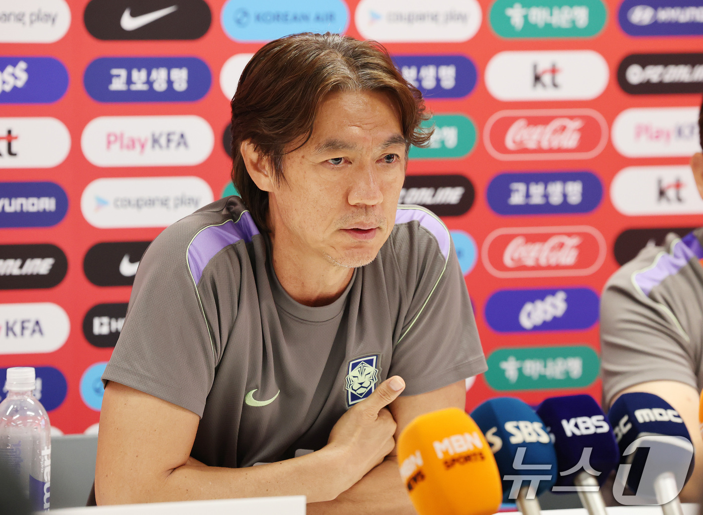(과달라하라(멕시코)=뉴스1) 임세영 기자 = 홍명보 대한민국 축구국가대표팀 감독이 25일(현지시간) 멕시코 과달라하라 인근 대한민국 축구대표팀의 베이스캠프 훈련장인 사포판 치바스 …