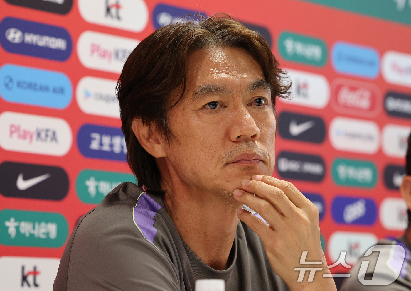 (과달라하라(멕시코)=뉴스1) 임세영 기자 = 홍명보 대한민국 축구국가대표팀 감독이 25일(현지시간) 멕시코 과달라하라 인근 대한민국 축구대표팀의 베이스캠프 훈련장인 사포판 치바스 …