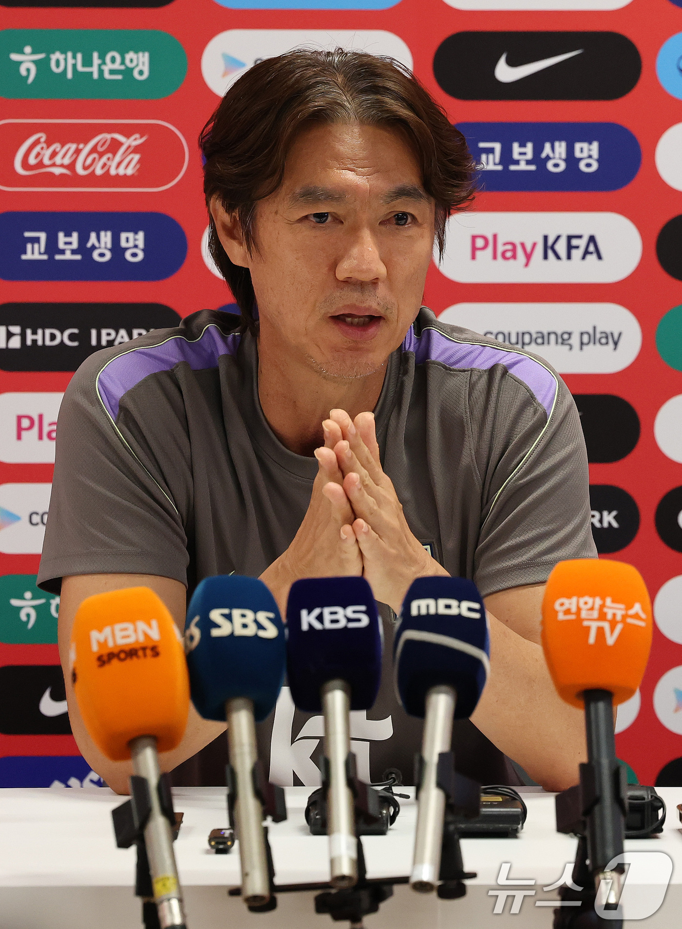 (과달라하라(멕시코)=뉴스1) 임세영 기자 = 홍명보 대한민국 축구국가대표팀 감독이 25일(현지시간) 멕시코 과달라하라 인근 대한민국 축구대표팀의 베이스캠프 훈련장인 사포판 치바스 …