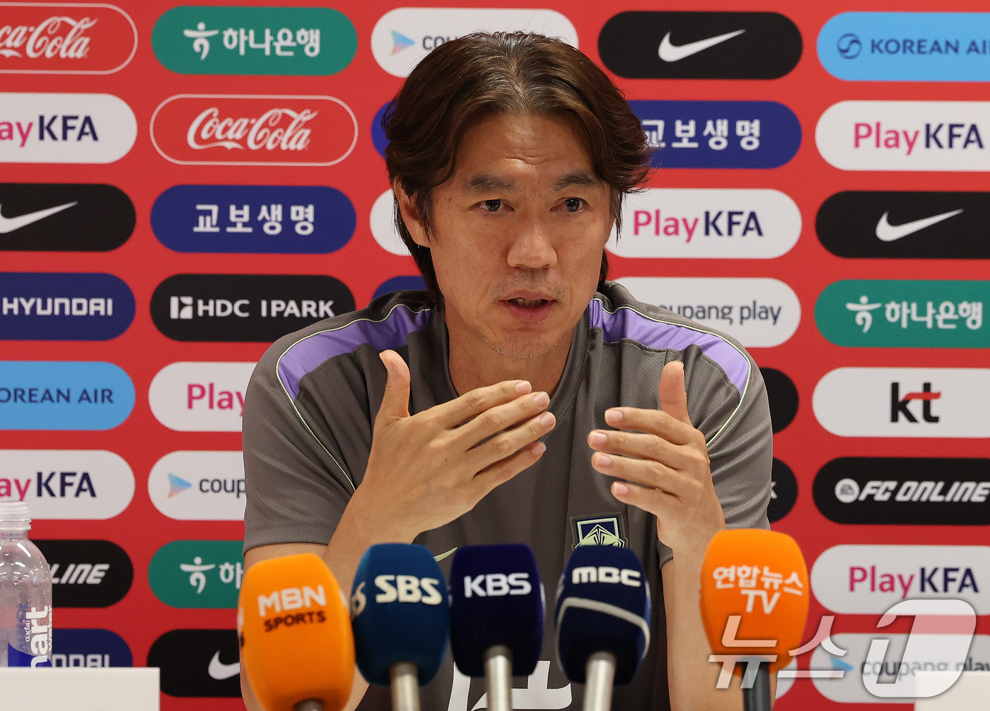 (과달라하라(멕시코)=뉴스1) 임세영 기자 = 홍명보 대한민국 축구국가대표팀 감독이 25일(현지시간) 멕시코 과달라하라 인근 대한민국 축구대표팀의 베이스캠프 훈련장인 사포판 치바스 …