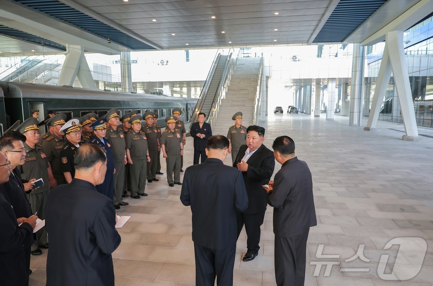 (평양 노동신문=뉴스1) = 북한 노동당 기관지 노동신문은 김정은 당 총비서가 24일 원산갈마해안관광지구를 찾아 갈마관광철도역과 응급치료소 등 새로 건설한 건물을 현지지도했다고 2 …