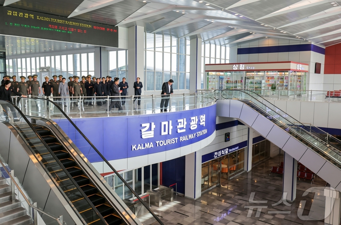 (평양 노동신문=뉴스1) = 북한 노동당 기관지 노동신문은 김정은 당 총비서가 24일 원산갈마해안관광지구를 찾아 갈마관광철도역과 응급치료소 등 새로 건설한 건물을 현지지도했다고 2 …