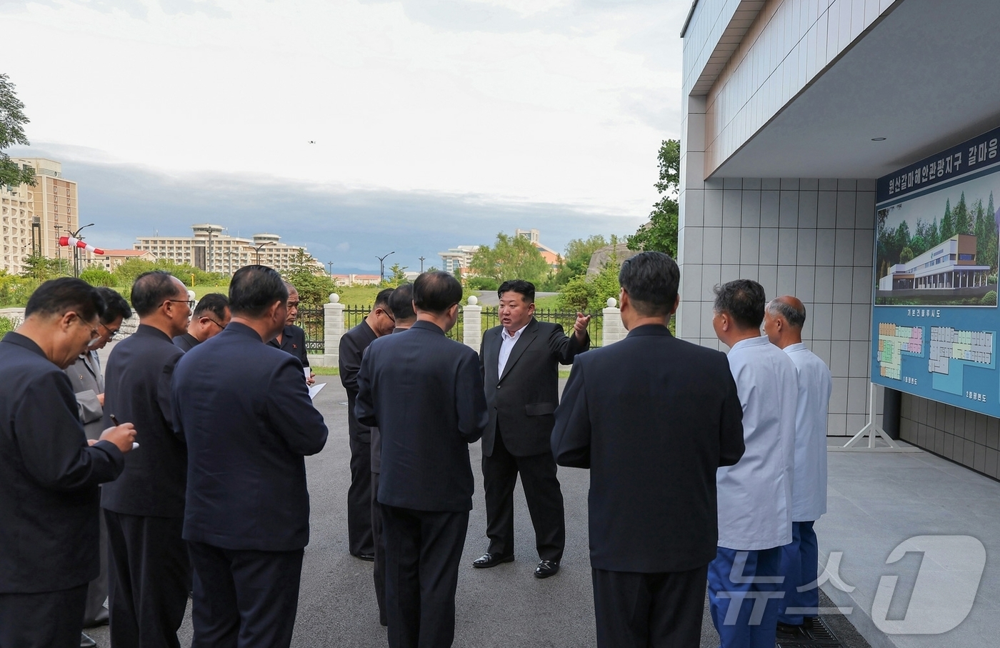 (평양 노동신문=뉴스1) = 북한 노동당 기관지 노동신문은 김정은 당 총비서가 24일 원산갈마해안관광지구를 찾아 갈마관광철도역과 응급치료소 등 새로 건설한 건물을 현지지도했다고 2 …