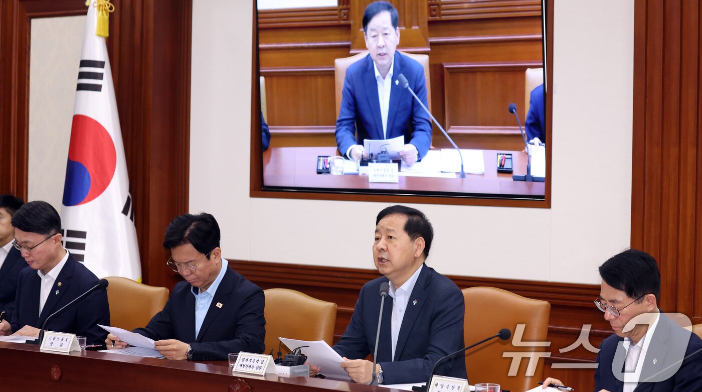 본문 이미지 - 구윤철 경제부총리 겸 재정경제부 장관이 26일 오전 서울 종로구 세종대로 정부서울청사에서 열린 비상경제본부 희의 겸 경제관계장관회의 겸 민생물가 특별관리 관계장관 TF에서 모두 발언을 하고 있다. 이날 회의에서 참석자들은 7차 석유 최고가격 지정(안) 등을 논의했다. 2026.6.26 ⓒ 뉴스1 김명섭 기자