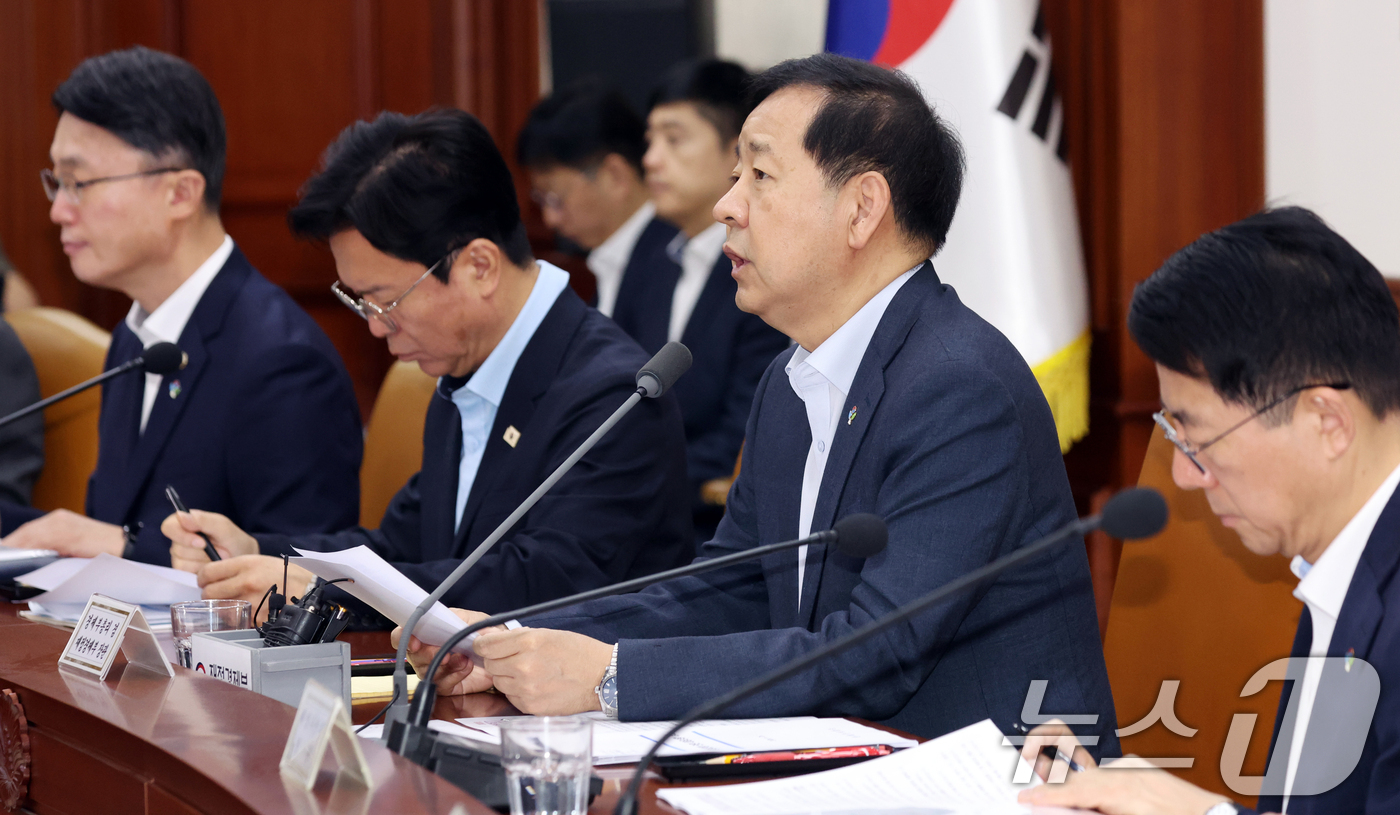 (서울=뉴스1) 김명섭 기자 = 구윤철 경제부총리 겸 재정경제부 장관이 26일 오전 서울 종로구 세종대로 정부서울청사에서 열린 비상경제본부 희의 겸 경제관계장관회의 겸 민생물가 특 …