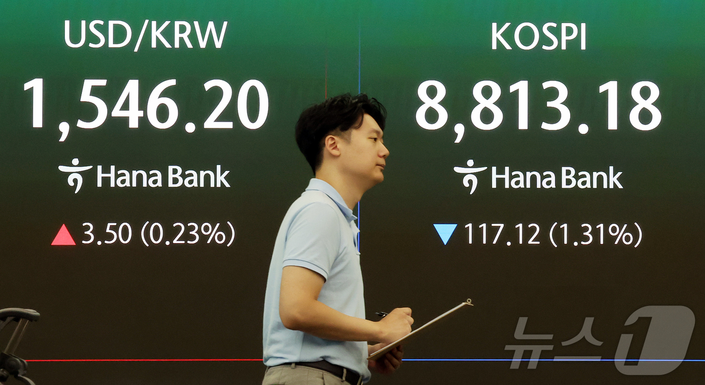 (서울=뉴스1) 김진환 기자 = 26일 서울 중구 하나은행 본점 딜링룸 전광판에 개장 시황이 나오고 있다.이날 코스피는 전일 대비 117.12포인트(p)(1.31%) 내린 8813 …