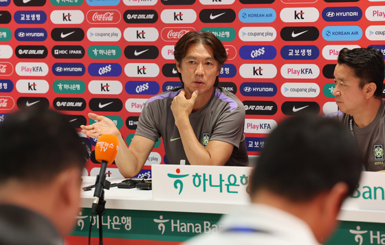 취재진 질문에 답하는 홍명보 감독