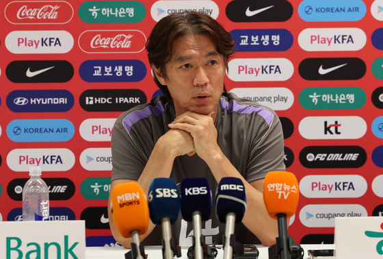 취재진 질문에 답하는 홍명보 감독