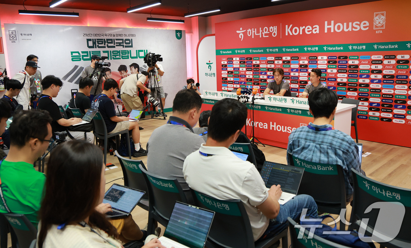 (과달라하라(멕시코)=뉴스1) 임세영 기자 = 홍명보 대한민국 축구국가대표팀 감독이 25일(현지시간) 멕시코 과달라하라 인근 대한민국 축구대표팀의 베이스캠프 훈련장인 사포판 치바스 …