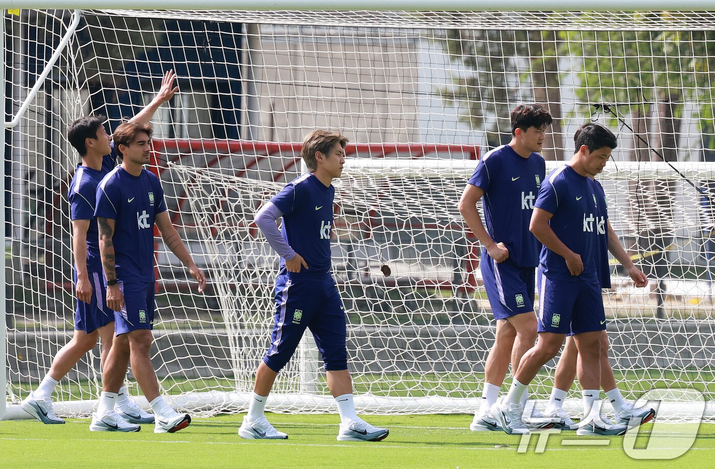 본문 이미지 - 대한민국 축구국가대표팀 이강인, 김민재, 황희찬 등이 25일(현지시간) 멕시코 과달라하라 인근 대한민국 축구대표팀의 베이스캠프 훈련장인 사포판 치바스 바예 베르데에서 회복 훈련하고 있다. 2026.6.26 ⓒ 뉴스1 임세영 기자