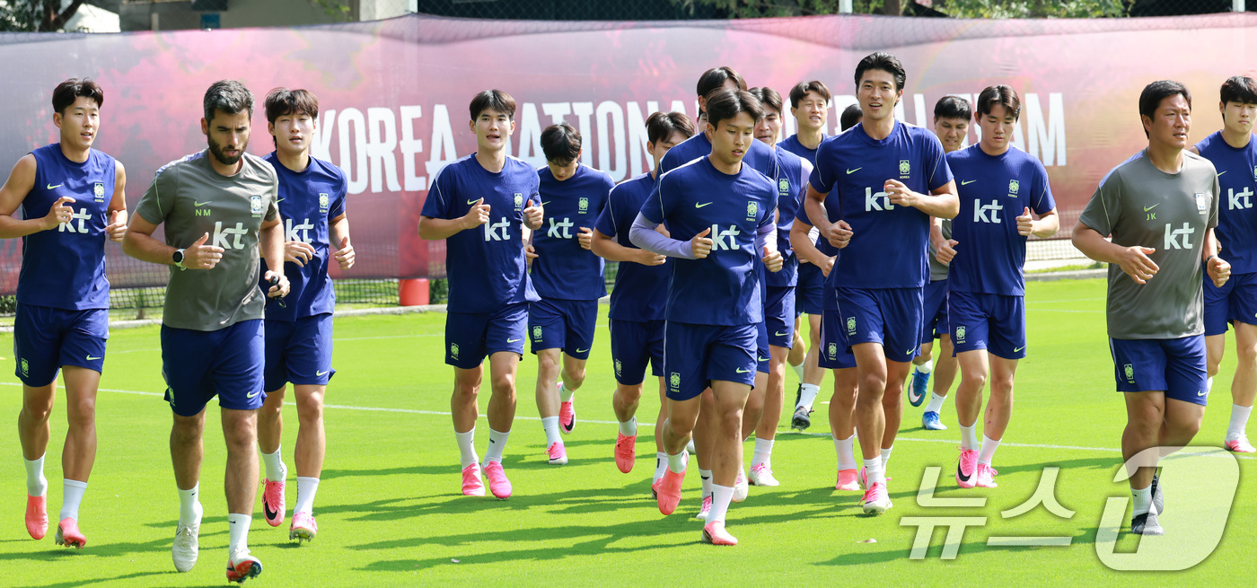 (과달라하라(멕시코)=뉴스1) 임세영 기자 = 대한민국 축구국가대표팀 손흥민을 비롯한 선수들이 25일(현지시간) 멕시코 과달라하라 인근 대한민국 축구대표팀의 베이스캠프 훈련장인 치 …